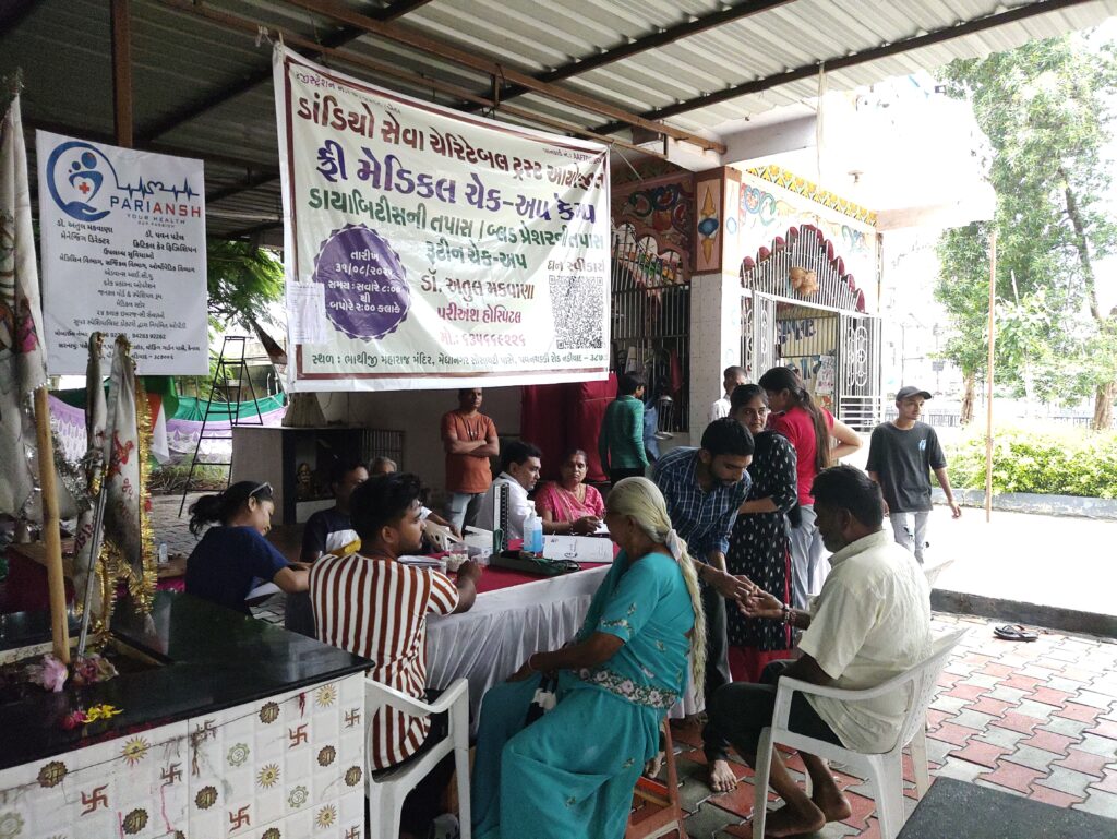 મેડિકલ ચેક-અપ કેમ્પમાં ચેકઅપ કરાવતા લાભાર્થીઓ